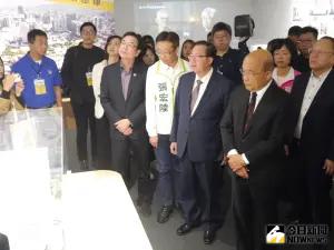 ▲文化部辦理國家兒童未來館徵選成果發表，前行政院長蘇貞昌與眾人一同參觀徵選成果發表展館。（圖 ／記者吳嘉億攝，2023.12.08）