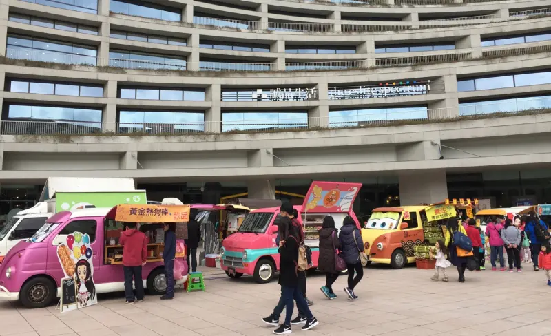 ▲大巨蛋美食餐車，12月10日集結臺北文創廣場提供球迷多種選擇。（圖／達日好胖卡提供）