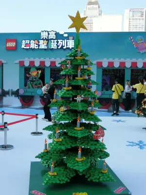 ▲樂高做的聖誕樹。（圖／實習記者曾郁淇攝）