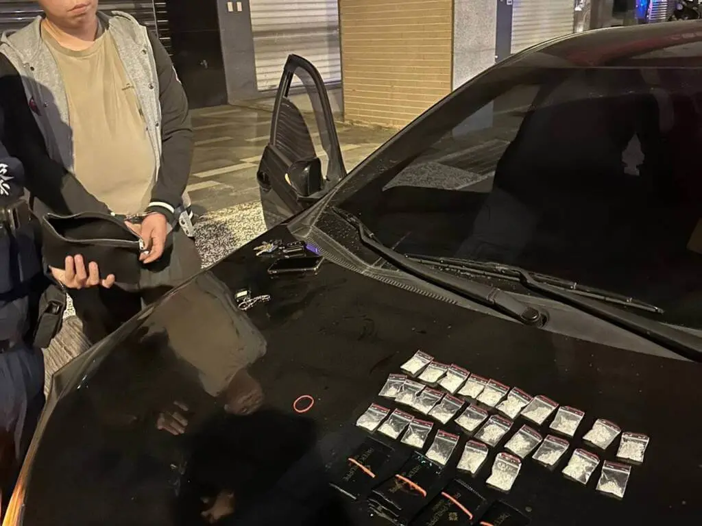 ▲台南市曾姓男子今天凌晨駕車途經中西區，違規行駛遭攔檢時神情緊張、滿頭大汗，車內還飄出濃厚毒味，警方更發現許多飾板配件拆動鬆落，結果搜出大量毒品，依法送辦。（圖／翻攝畫面）