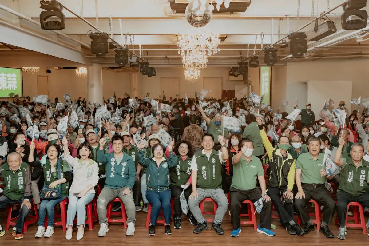 ▲民進黨高市左營楠梓立委候選人李柏毅今天晚間在後勁鄉親的力挺下，舉行問政說明會除現場湧入超過千位民眾到場，高雄隊學長姐到場力挺。（圖／李柏毅競總提供）