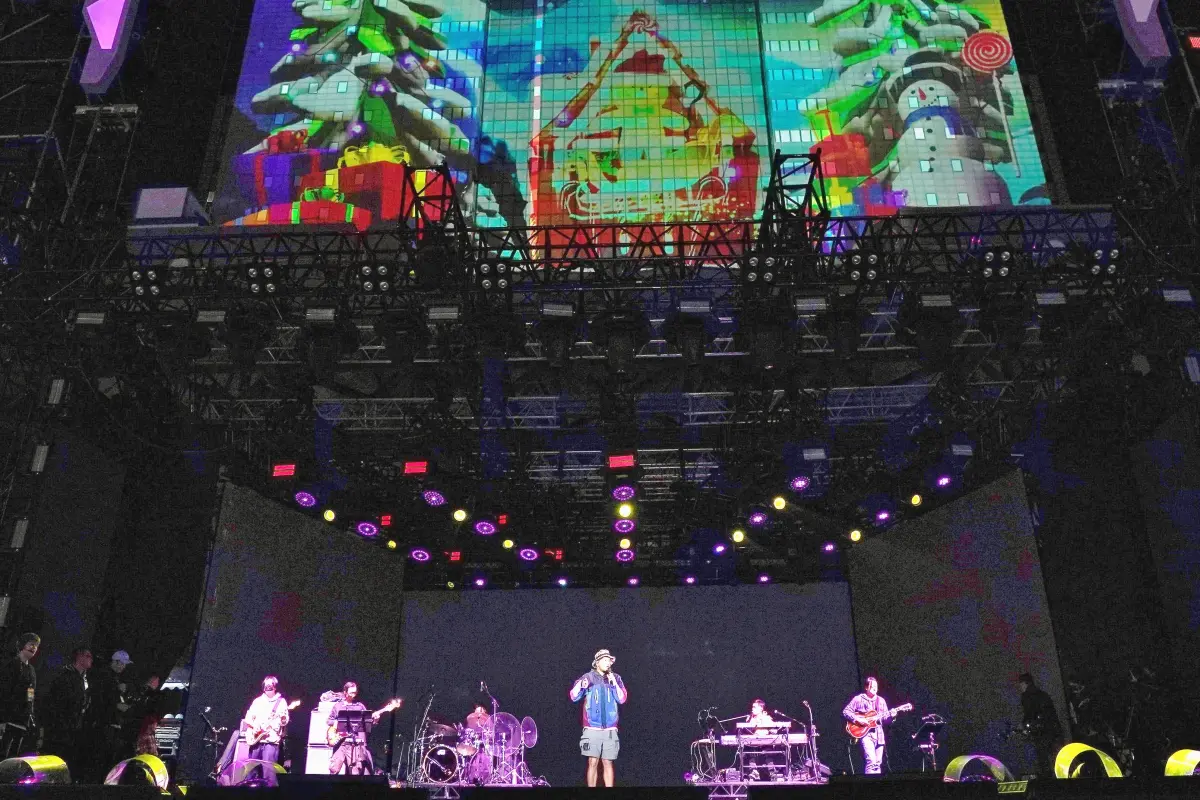 ▲新北耶誕城活動終於來到最高潮，新北耶誕城演唱會將於今（9）日接連兩天開唱，此次兩天的主持人為Sandy吳姍儒，並邀請到張震嶽、玖壹壹等大咖唱將，節目流程、交通資訊整理一次看。（圖／新北市政府觀光局提供）