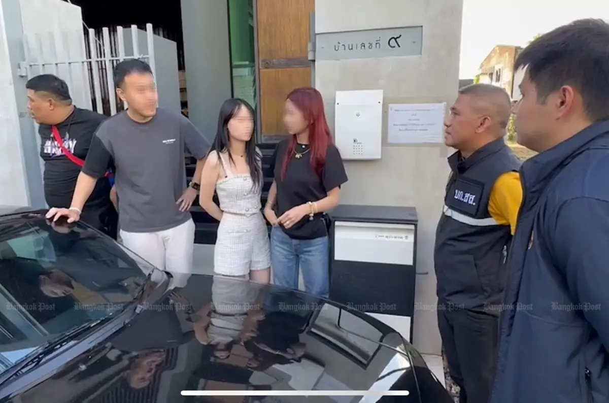▲28歲的中國王姓女子（黑衣者）因在網上發布一段夜間獨自行走於曼谷街巷、認為有危險疑慮的影片，而遭泰國移民警察調查。（圖／翻攝自曼谷郵報）