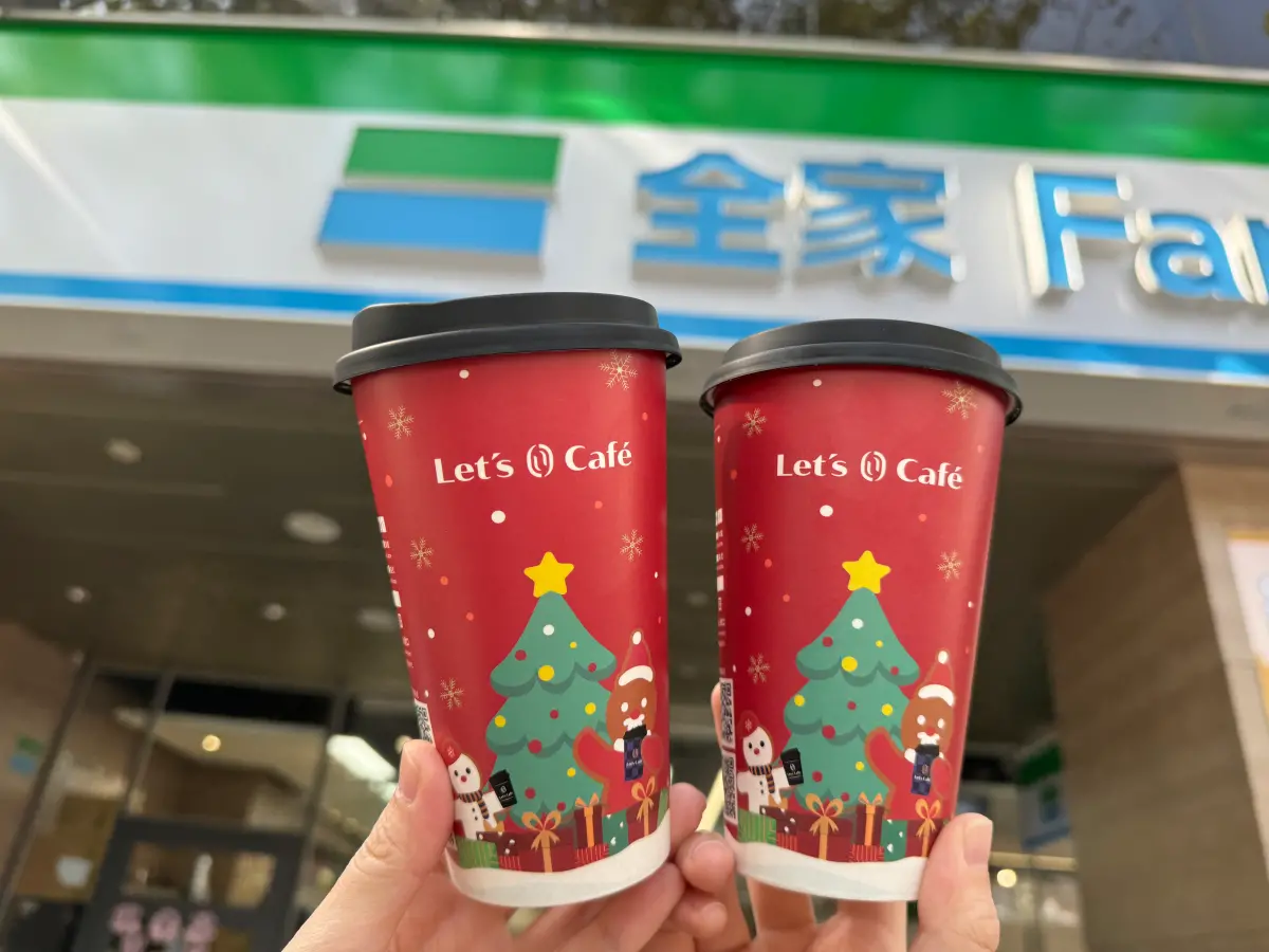 ▲全家今（8日）起康康五優惠開跑，門市大杯特濃拿鐵、百吉蘇打雪糕買1送1。（圖／記者鍾怡婷攝）
