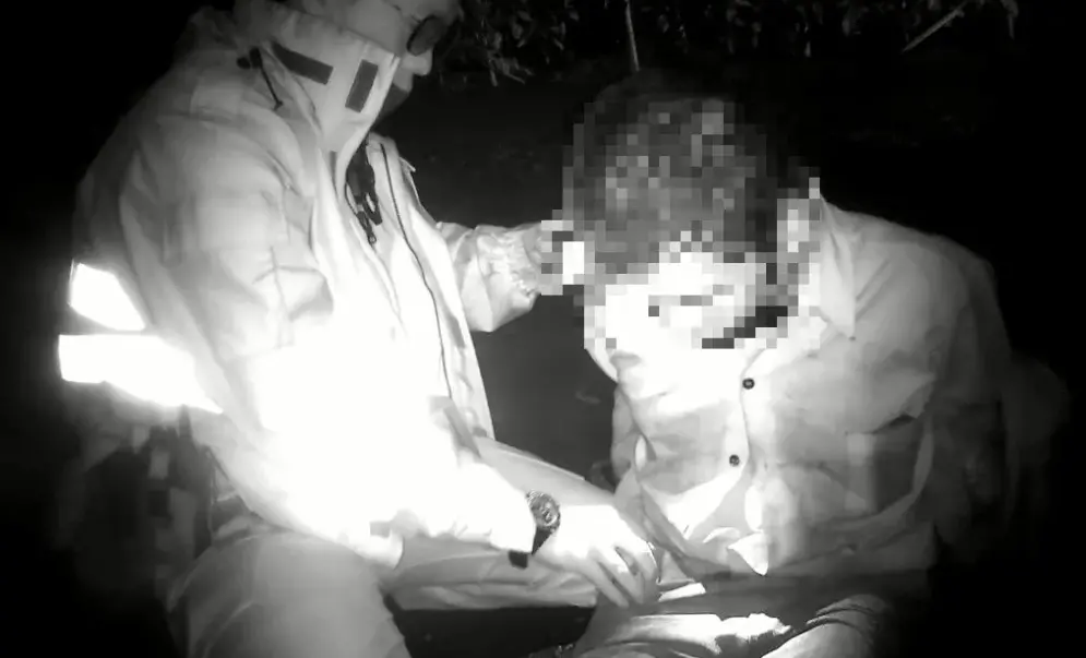 ▲彰化60歲的邱姓男子為毒品通緝犯，見到警方盤查立即落跑，還從身上拔出一把改造手槍，企圖開槍襲警，所幸被警力壓制逮捕。（圖／翻攝畫面）