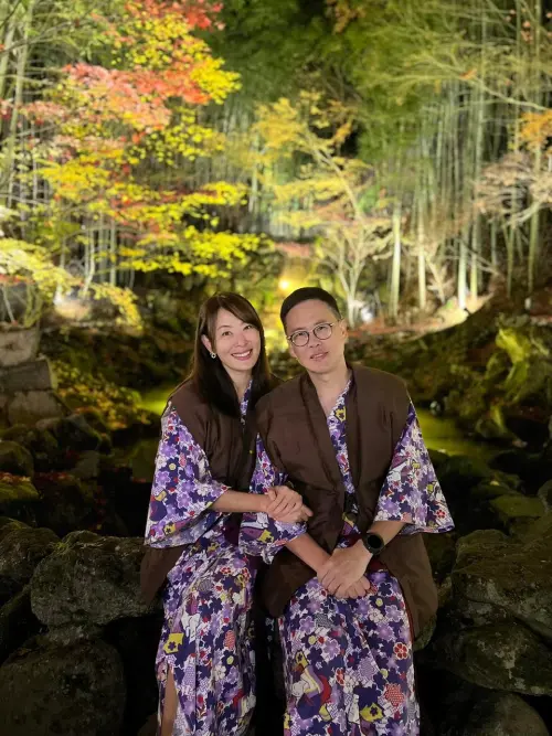 ▲賈永婕（左）和老公王兆杰到日本度假，表示泡溫泉吃美食好舒服。（圖／翻攝自賈永婕FB）