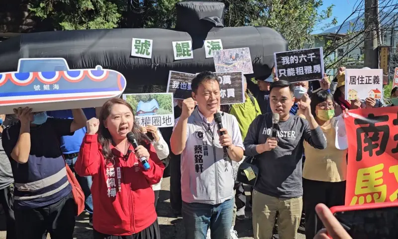 ▲民進黨蔡銘軒、基進楊佩樺與「居住正義聯盟」成員，到馬文君住宅外進行「潛艦基地大遊行」。（圖／蔡銘軒競總提供，2023.12.09）