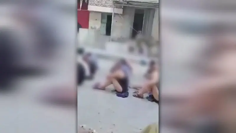 ▲社群媒體近日流傳影像顯示多名巴勒斯坦男子在加薩被俘，他們或跪或坐，全身只穿內褲。（圖／翻攝自abc News）