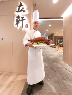 ▲富士大飯店立軒中餐廳的港籍主廚伍見朋，精選雲林產的白羅曼鵝，以獨創醬料與烤功精製「深井燒鵝」，招待橘色惡魔。（圖／富士大飯店提供）