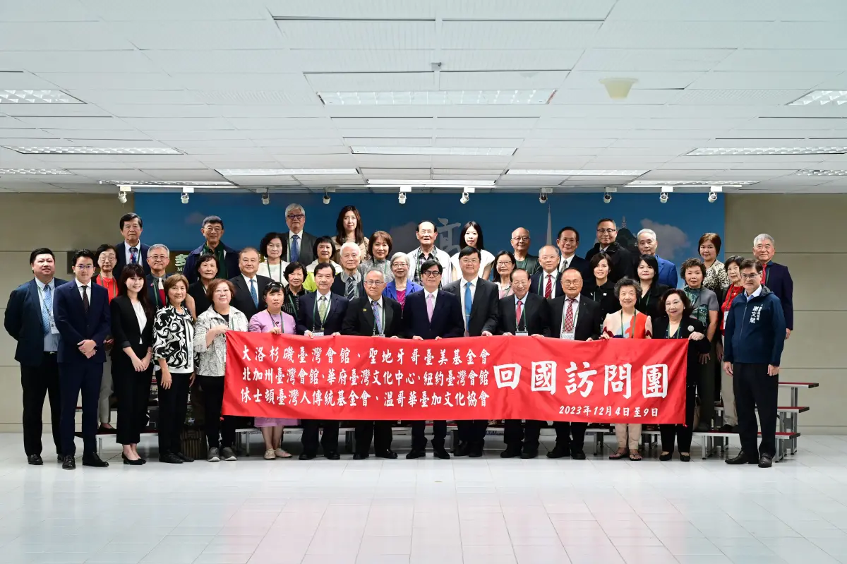 ▲高雄市長陳其率市府團隊與2023年北美各地台灣會館、台灣中心暨台灣協會回國訪問團合影。（圖／高市府提供）