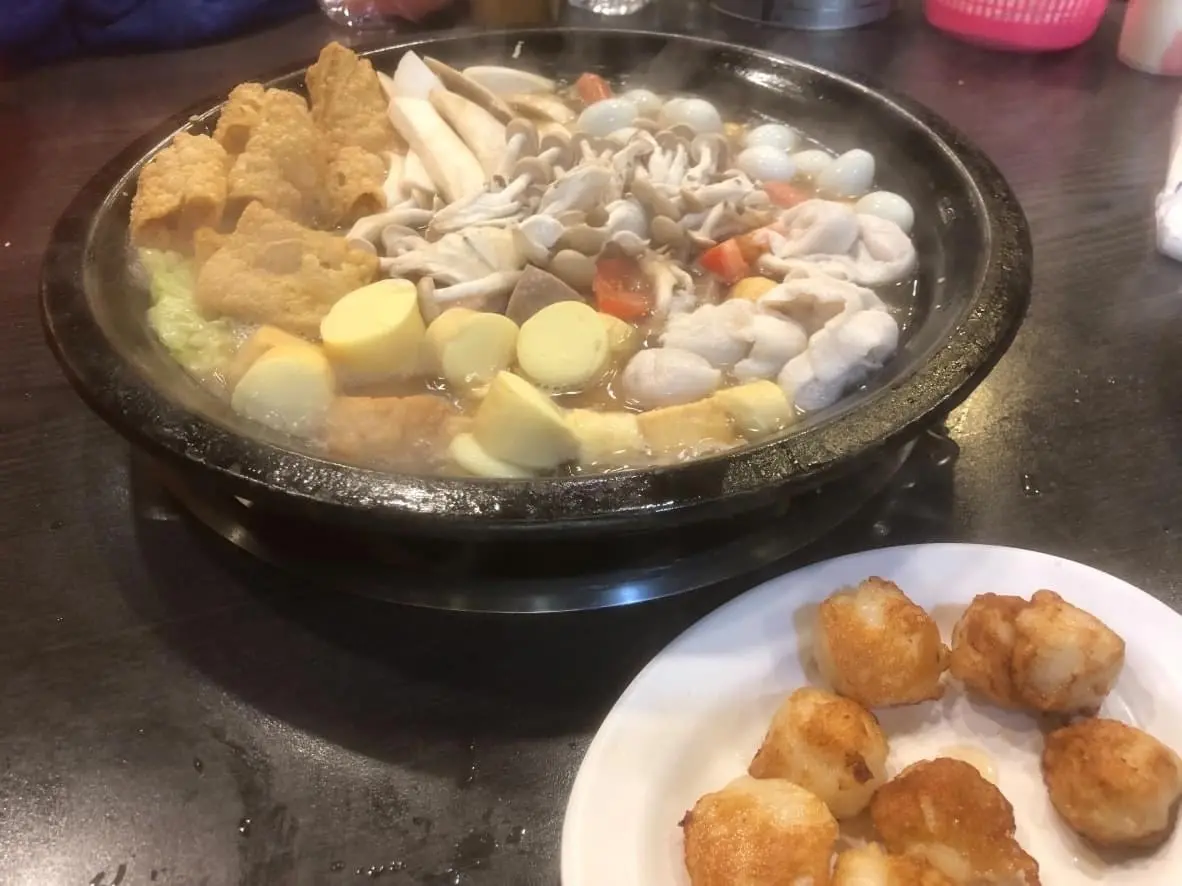 ▲基隆在地媒體「基隆海嗨」公布《網路萬人票選火鍋店排名》，經由1萬5000人投票，選出90家各具特色的火鍋店，最受網友歡迎的火鍋店出爐，是「義美自助火鍋城」。（圖／翻攝魅力基隆臉書）