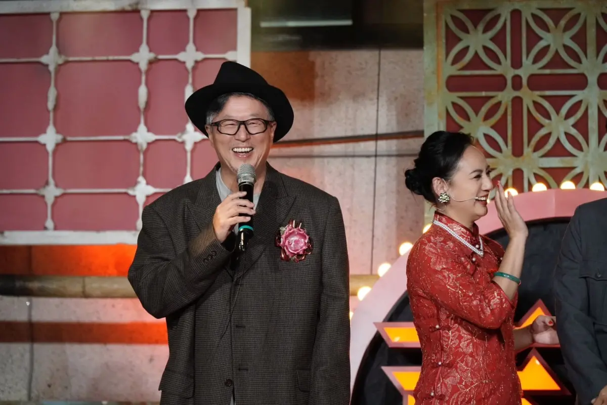 ▲王偉忠（左）《一村喜事》即興演出，上台致詞竟送岑永康巴掌。（圖／金星文創）