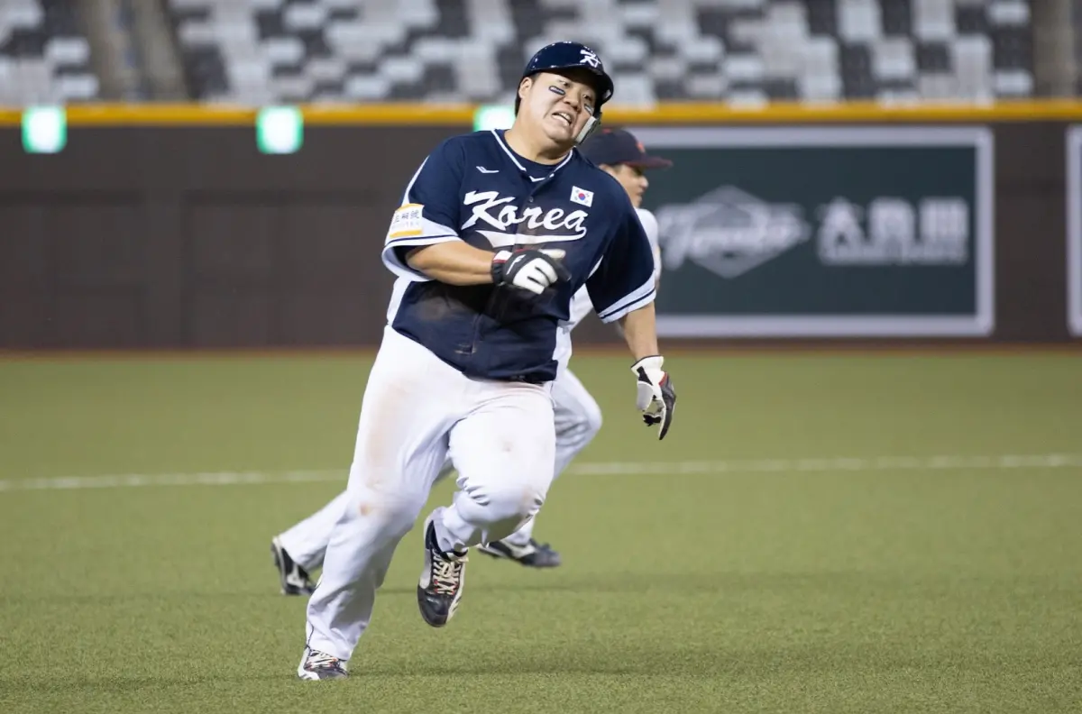 ▲台北大巨蛋正式賽歷史首轟出爐，韓國隊第四棒金凡錫在8局上轟出飛越左外野全壘打牆的大號陽春砲。（圖／棒協提供）