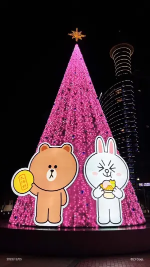▲今年首度攜手人氣明星LINE FRIENDS，在舊台中火車站前廣場設立16公尺高粉紅耶誕樹，搭配熊大兔兔，以及360度轉動的耶誕樹。（圖／取自漾台中臉書）