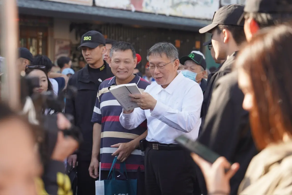 ▲民眾黨總統候選人柯文哲前往淡水老街掃街。（圖／民眾黨提供）