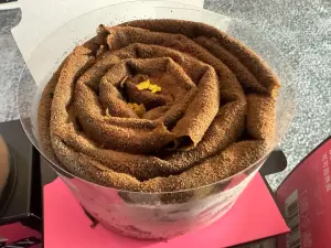 ▲「巧克力美窩捲」高顏值玫瑰花造型，使用比利時百年巧克力製成。（圖／記者鍾怡婷攝）