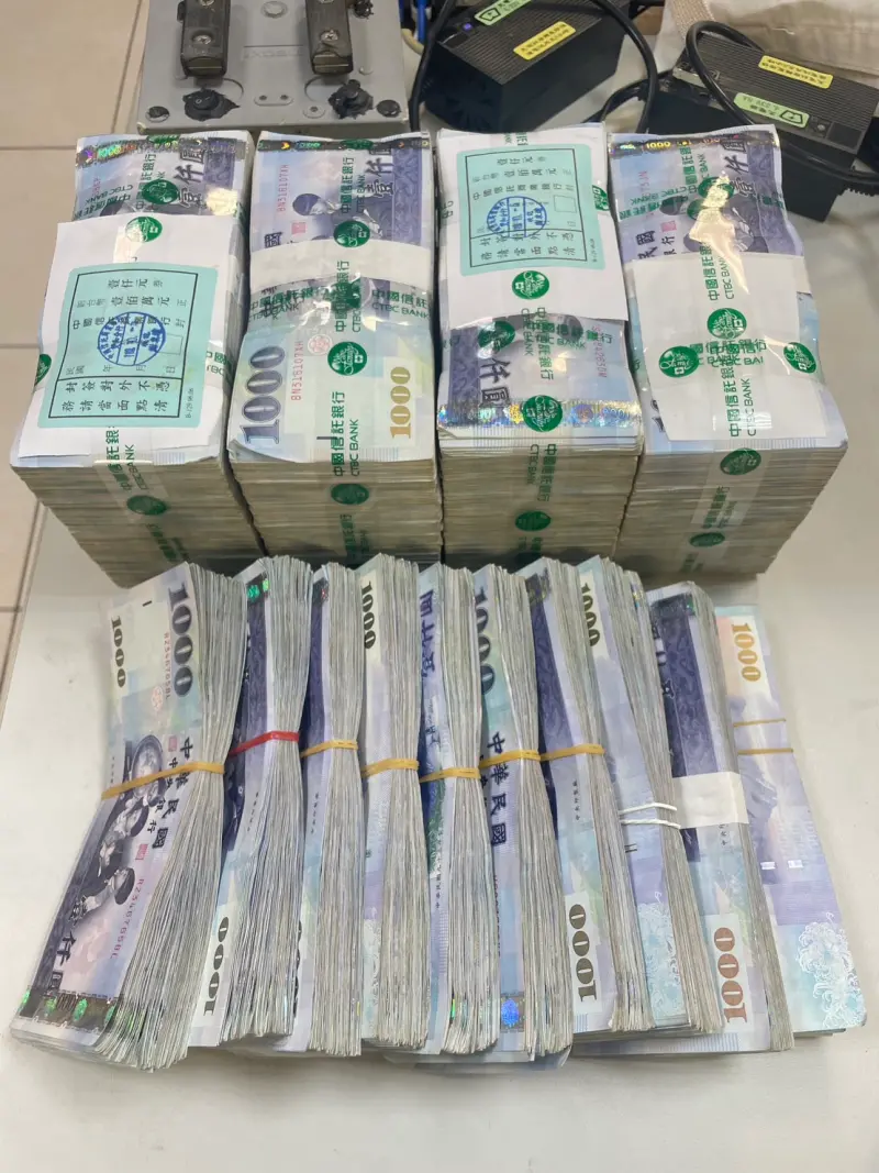 ▲警方攻堅破門查獲大選賭盤,現場查扣現金508萬元。(圖/翻攝畫面)