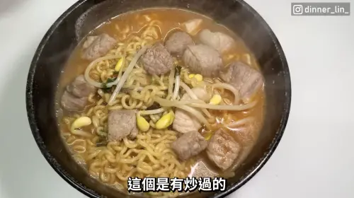 ▲約瑟示範另一種泡麵煮法,可以加入豬後腿肉及黃豆芽,就能煮出清爽版韓國泡麵。(圖/翻攝自「dinner lin低能林」YT頻道) ▲約瑟示範另一種泡麵煮法,可以加入豬後腿肉及黃豆芽,就能煮出清爽版韓國泡麵。(圖/翻攝自「dinner lin低能林」YT頻道)