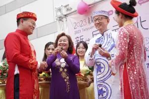 ▲桃園市副市長王明鉅今天為兩位越南新住民的婚禮擔任見證人。（圖／聯合服務中心提供）