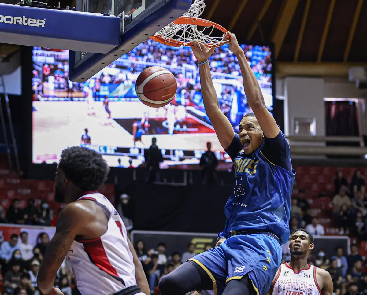 ▲勇士擺出上季冠軍戰洋將陣容，辛特力搭配強森（灌籃者）和塞瑟夫，三人聯手轟下72分。（圖／球團提供）