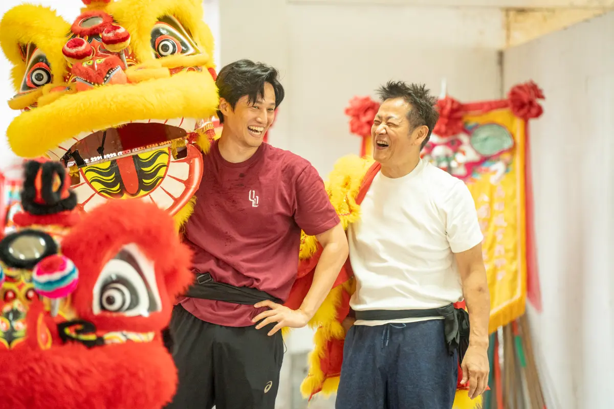 ▲見到64歲的老爸徐乃麟（右）拚命練習舞獅，讓兒子徐新洋很不忍心，希望節目單位手下留情。（圖／民視提供）