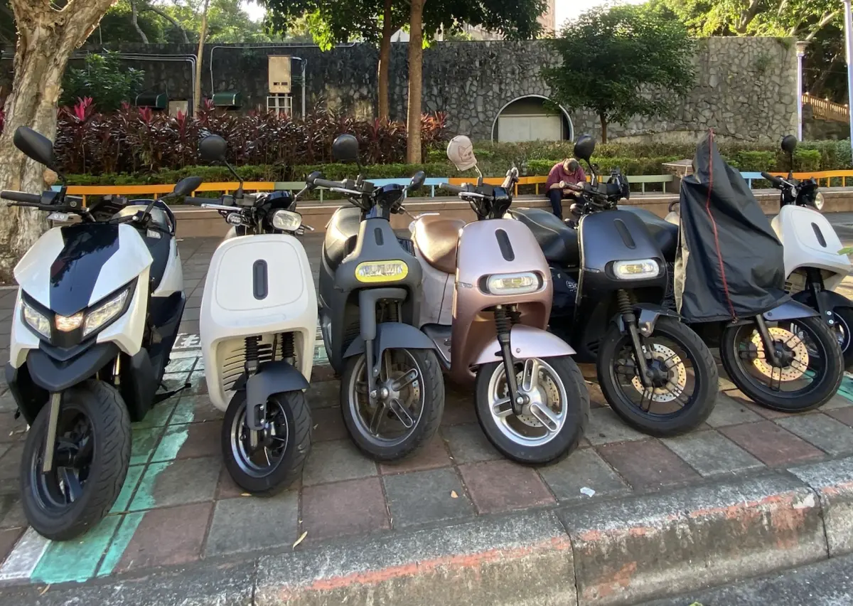 ▲新北市政府為了推廣電動機車，自2018年開始設置「電動機車專用停車格」，若一般油車誤停恐面臨最高600元以上、1200元以下的罰鍰。（圖／翻攝自臉書社團「路上觀察學院」）