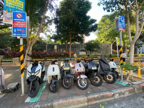 ▲原PO的電動機車時常被誤認是油車，第一次停電動車的停車格時，還被別的車主問「是不是停錯了」，讓他覺得十分尷尬。（圖／翻攝自臉書社團「路上觀察學院」）