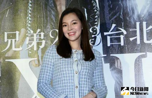 曾馨瑩現身婚禮！俏皮拿台幣130萬包　把一棟房子頭期款拎在手上