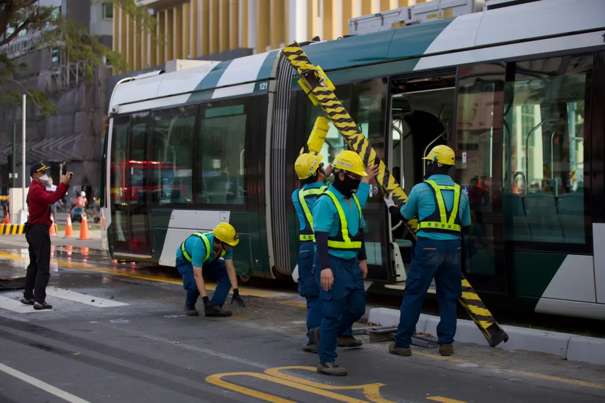 ▲高雄環狀輕軌二階C24愛河之心站至C32凱旋公園站路段今（9）日進行初勘。（圖／高市府交通局提供）