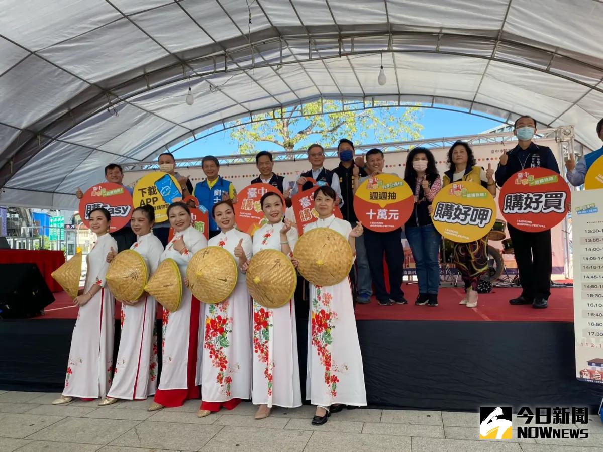 ▲結合中區三大商圈舉辦的台中鐵道市集今登場，活動中抽出     台中購物節2名10萬現金獎。（圖／記者金武鳳攝，2023.12.9)