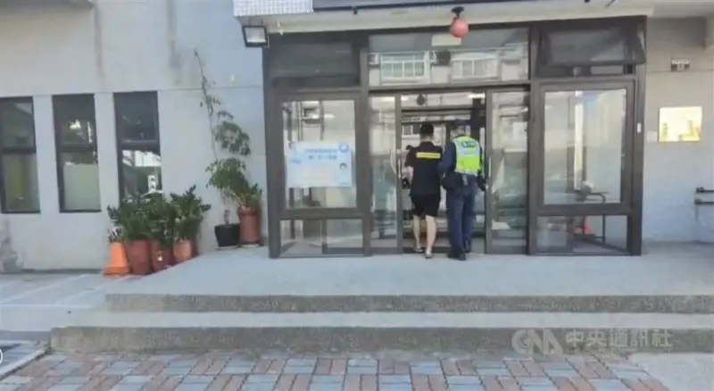 ▲台中市警察局清水分局8日凌晨獲報，有民眾騎機車進入高美濕地，經調閱監視器以車追人，通知2名男子到案說明，全案依違反野生動保法函請農業局裁處。（翻攝照片）中央社記者郝雪卿傳真 112年12月9日