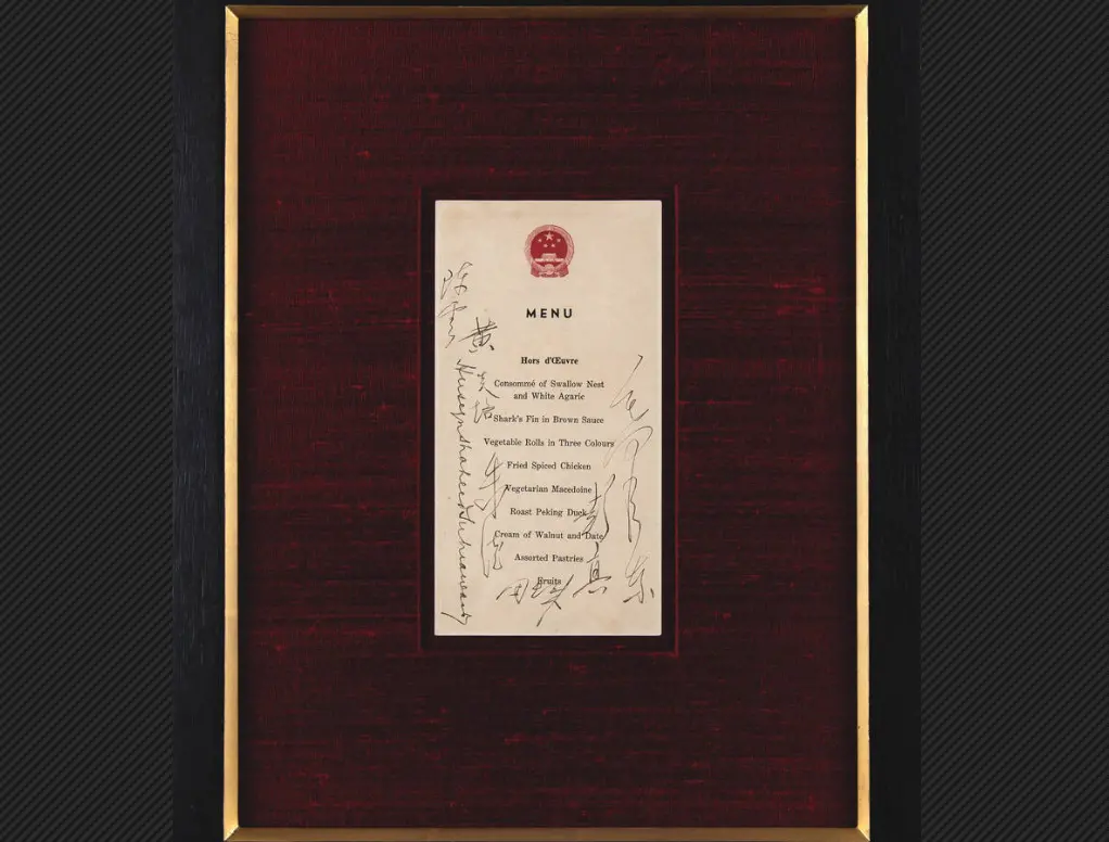▲一份來自1956年，有著前中國領導人毛澤東及國務院總理周恩來簽名的國宴菜單，最終以27.5萬美元、約新台幣864萬元的成交價在美國拍賣行拍出。（圖／翻攝自RR Auction官網）