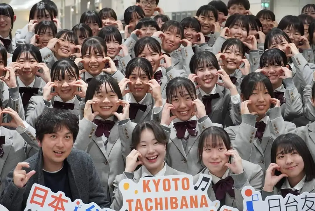 ▲橘色惡魔今（9）日晚間9點多抵達桃園機場，學生們紛紛比出超萌「臉頰愛心」。（圖／翻攝自日台交流協會臉書）