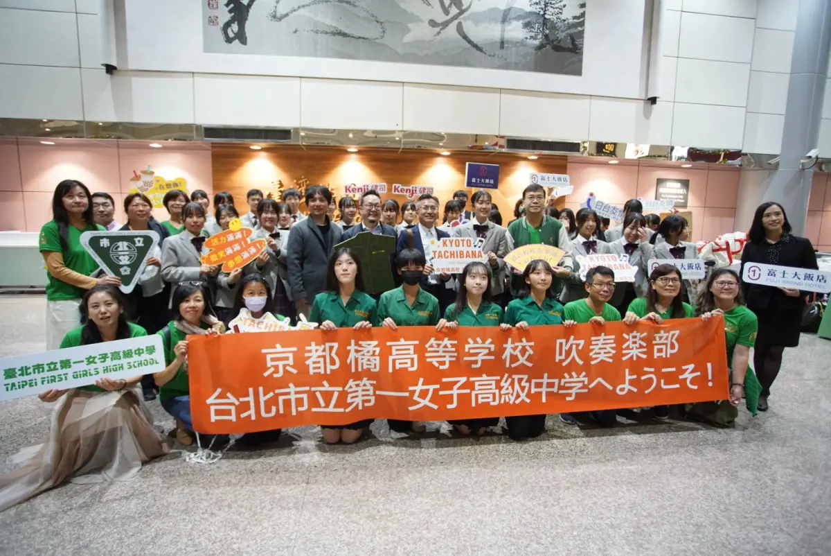 ▲橘色惡魔今（9）日晚間9點多抵達桃園機場，北一女校長特地率樂儀旗隊接機。（圖／記者李春台攝，2023.12.09）