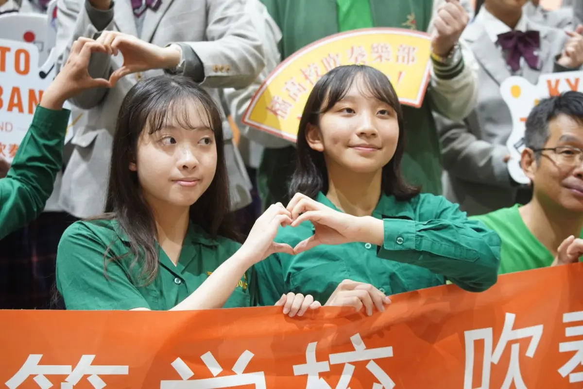 ▲北一女校長陳智源表示，聖誕節當天，將在台北101宣示對北一女的愛，台北101大樓LED螢幕將會出現「我愛北一女」，的點燈內容。圖為北一女樂儀旗隊學生。（圖／記者李春台攝，2023.12.09）