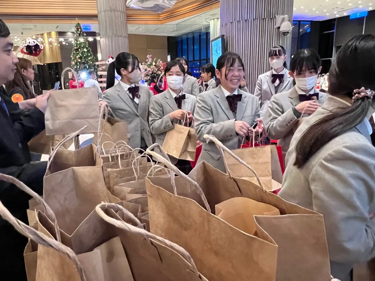 ▲「橘色惡魔」期末考畢直奔台灣，來台第一餐看到鹽酥雞、紅豆湯圓，開心到尖叫。（圖／文化總會提供）