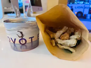橘色惡魔抵台第一餐吃鹽酥雞、紅豆湯圓 ▲橘色惡魔抵台第一餐吃鹽酥雞、紅豆湯圓。(圖/文化總會提供)