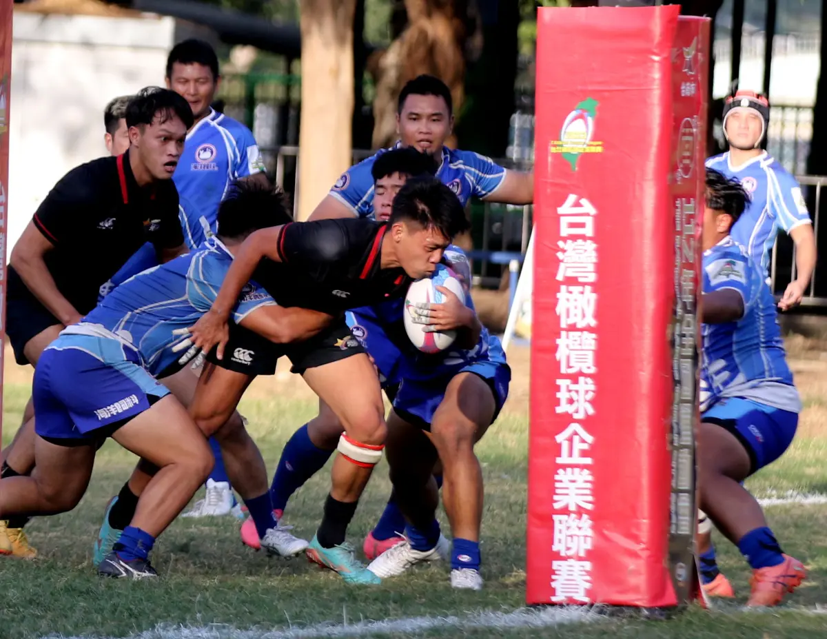 ▲台北元坤(黑衣)開賽後就處在落後局面，球員憑藉著不放棄的精神後來居上奪冠。(圖／台北元坤提供)