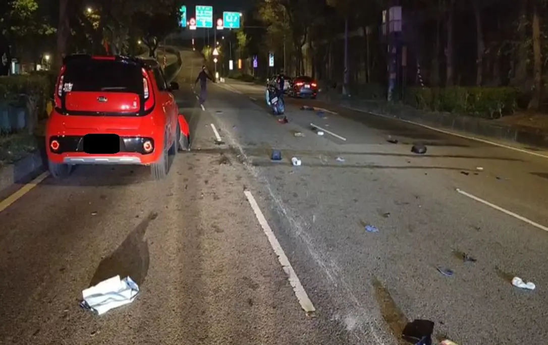 ▲10日凌晨，北市環河快速道路平面路段，發生死亡車禍，19歲李姓女子騎乘機車，疑因不熟悉路況，逆向與對向車道的汽車發生碰撞，李女因頭部重創送醫搶救宣告不治。（圖／翻攝畫面）