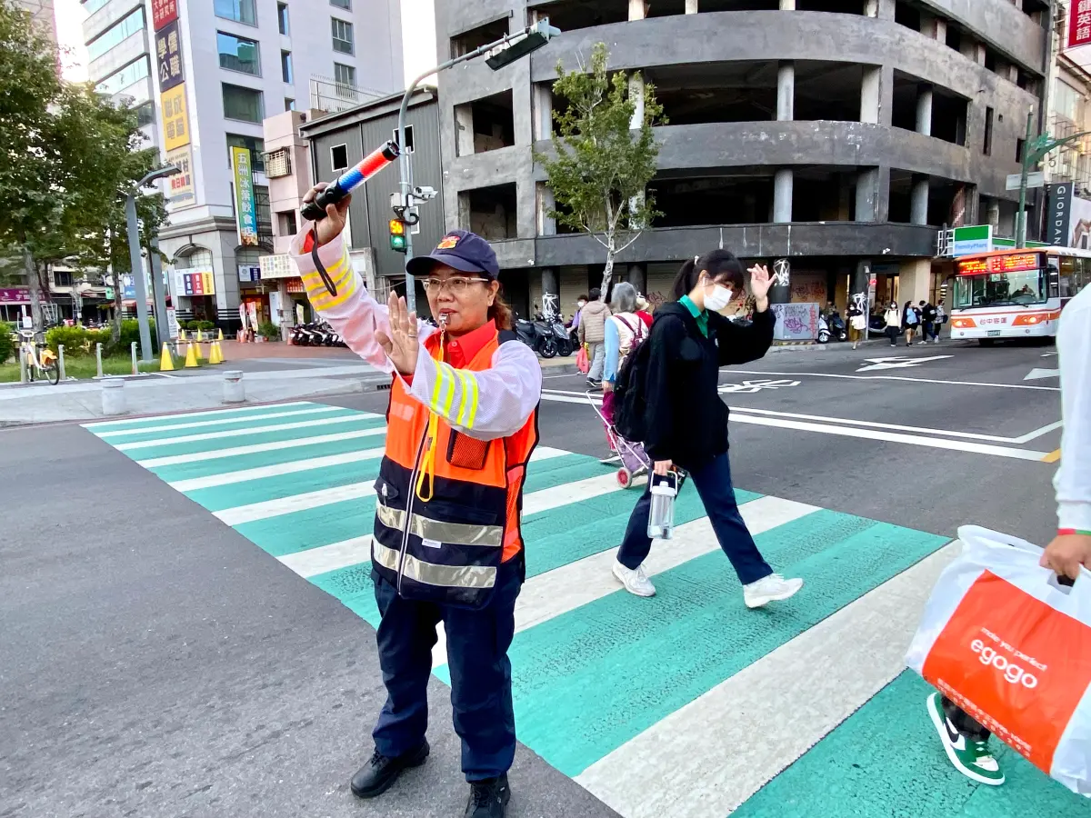 ▲家中經營瓦斯行的洪碧惠指揮用路人方向的雙手精確有力(圖／交通局提供2023.12.10)