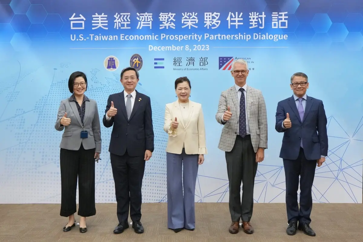 ▲（由左至右）外交部北美司司長王良玉、外交部政務次長李淳、經濟部長王美花、美國在台協會台北辦事處（AITT）副處長柯傑民（Jeremy_Cornforth）、經濟部國際貿易署副署長劉威廉自台北端出席第四屆台美「經濟繁榮夥伴對話」（EPPD）。（圖／外交部提供）