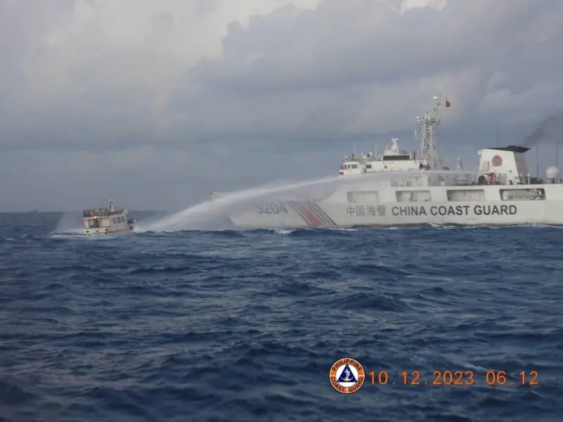 ▲南海再爆衝突，菲律賓船隻遭中國海警船「撞擊」。(圖：X平台@jaytaryela)