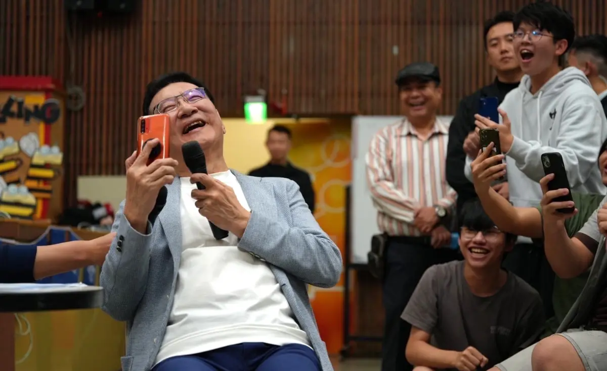 ▲趙少康與中一中學生座談時，接到徐巧芯和賀瓏夜夜秀的叩應電話。（圖／翻攝趙少康臉書，2023.12.09）