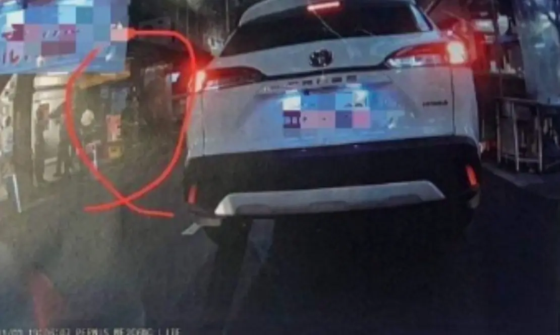 ▲一位民眾分享在開車上路時，特別停下禮讓行人，結果卻反而被開了一張2萬4000元的罰單。（圖/爆怨公社）