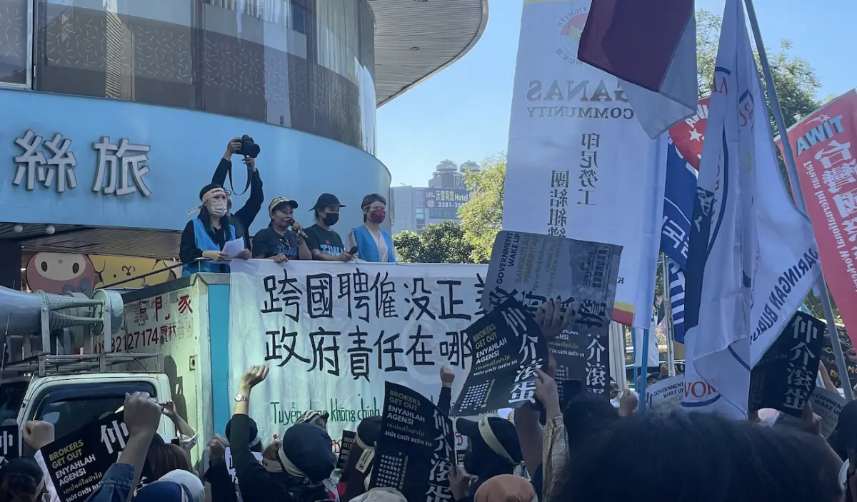 ▲2023年移工大遊行，多國移工齊聚，並述說自己被私人仲介剝削的慘痛經驗。（圖／記者賴正琳攝，2023.12.10）