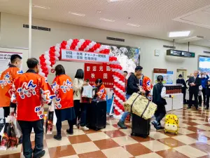 ▲台灣首發團抵達秋田機場，不只收到當地贈送兩大袋禮物，燦星旅遊還額外贈送每位旅客20L與秋田縣聯名旅行折疊袋，要讓大家「買載而歸」。（圖／記者蕭涵云攝）