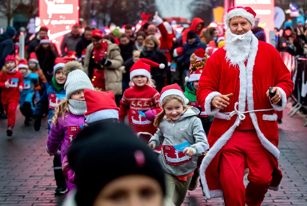 ▲隨著聖誕節即將到來，來自全球各地的慈善機構也忙著回覆寫給孩子們的聖誕卡片與回信。（圖／美聯社／達志影像）