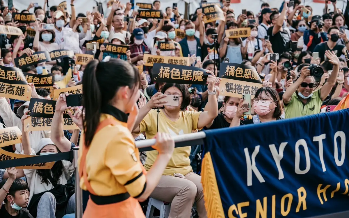 ▲橘色惡魔12日到台北，傍晚快閃西門町進行40分鐘演奏遊行。圖為高雄演出場次資料照。（圖／高雄市政府提供）