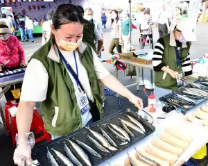 ▲活動現場有秋刀魚1元特賣，以及提供現烤秋刀魚試吃。(圖／高雄市政府海洋局提供)