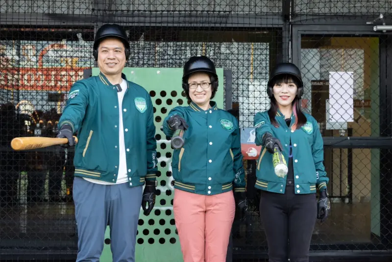 ▲高雄市民進黨立委參選人黃捷與李柏毅,今(10)日與與副總統候選人蕭美琴於楠梓大魯閣棒球場合體,希望高雄揮出全壘打,8席立委通通上。(圖/黃捷競總提供)